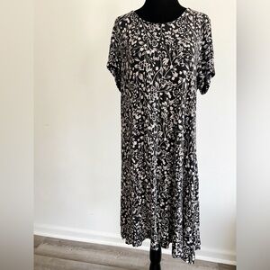 Old Navy Short Sleeve Knit Swing Dress in Black & White
